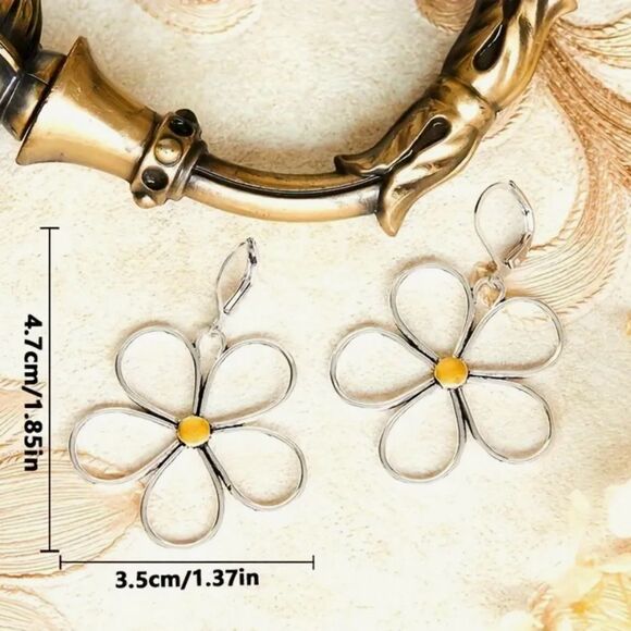 🌼 NEW Elegant Silver Daisy Flower Dangle Earrings 🌼 - Picture 4 of 6